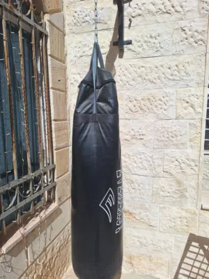 كيس ملاكمة بحالة ممتازة من شركة everlast مصنوع من الجلد