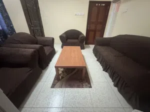 طقم كنب مع طاولة للبيع قابل للتفاوض