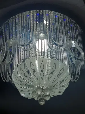 طاولات وثريات مرتبات مستعملات بس لمده شهرين وما في شيء ثاني