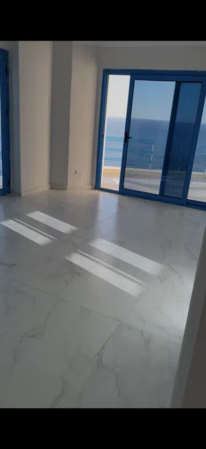 شقة سوبر لوكس  جديدة 2 غرفة منهم واحدة ماستر و حمام اضافي  جميع الغرف تطل على البحر  مظبخ كبير