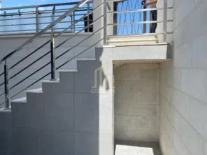 فرصة استثمارية سكنية مميزة شقة شبه أرضي مفروشة 135م قرب مدارس الدر المنثور /ref 1344