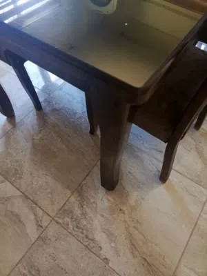 طاولة سفره لون بني مع كراسي عدد 6