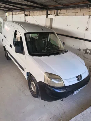 بيجو بارتنر فان ديزل بحالة جيده قطارة ديزل موديل 2005 موجود في طبربور سيارة مرتبة للشغل