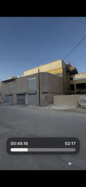 للبيع من المالك مخازن صناعات مؤجرة 12500 دينار سنويا داخل منطقة التجمعات الصناعية التنموية في الرقيم