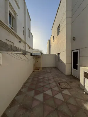 للإيجار فيلا مميزة في الخوض
