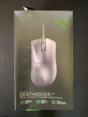 Razer DeathAdder V3 wired + Razer Strider Hybrid Gaming Mouse Pad للبيع بسعر مغري