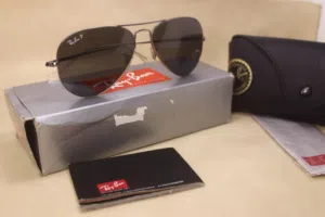 نظارات شمسية راي بان أفياتور (Ray-Ban Aviator) بإطار فضي وعدسات رمادية. تتميز هذه النظارات الشمسيه.