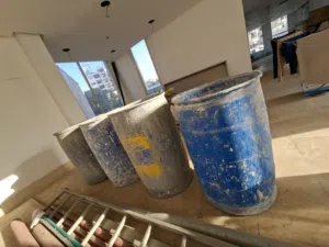 3 براميل لأعمال البناء