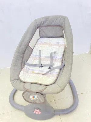 كرسي هزاز لطفل رضيع   للبيع مرجيحة أطفال هزازة من ماركة Mastela غير كهربائي (يدوي)