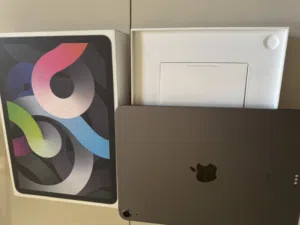 iPad Air 4 (64gb) بحالة الوكالة ايباد اير 4