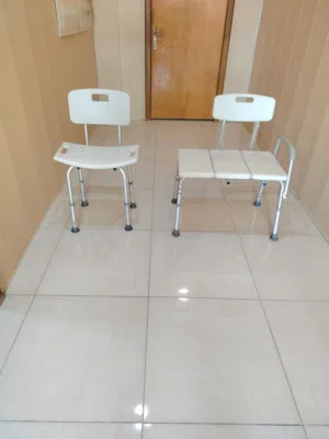 كرسي جمام طبي من الالمنيوم