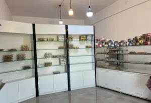فترينا ورفوف وكاصه