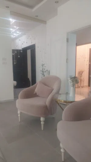 طقم كنب مستعمل 7 مقاعد ثلاثية وثنائية و مفردتين ماركة Fendi بحالة جيد جدا