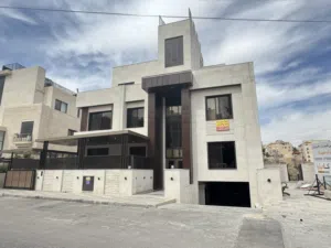 شقة طابق ارضي مع كراج مستقل بمساحة 148بسعر مغري بارقى مناطق عبدون من شركة سرايا العباسي للاسكان