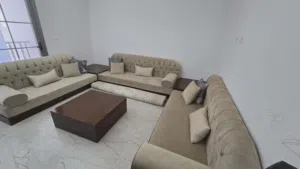 طقم كنب مودرن 3 قطع مع الطاولات والوسائد بحالة ممتازة