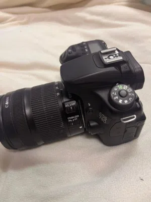 كاميرا كانون 70D بحالة ممتازه مع العدسة وفلاشة خارجي اضافي