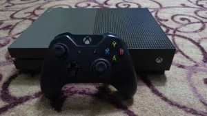 للبيع: جهاز Xbox One S (نسخة مخصصة) بحالة ممتازة