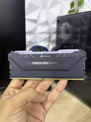 للبيع 8GB DDR4 3200MHz Desktop RAM(Corsair)