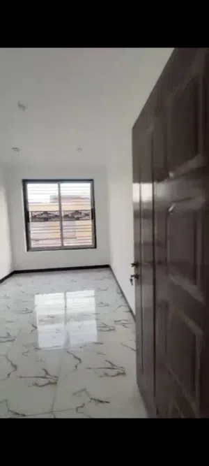 شقه طابق أول إيجار مكونه من غرفتين وصاله ومطبخ  ومناورمعزوله كهرباء  اليرموك حي الداخليه