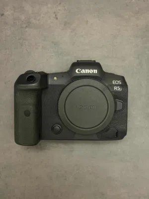 كانون آر 5 R5 نظيفة جداً مع جميع ملحقاتها الأصلية Mint condition Canon R5 with original box