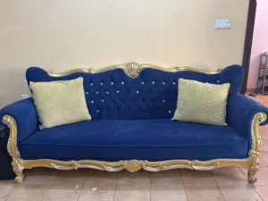 كرسي نظيف وقليل الاستخدام للبيع