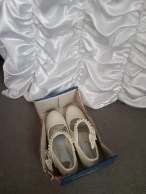 فساتين مع احذيتهم بحال الوكاله للبيع بسعر مغري