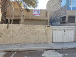 دار للبيع في الشرطه الخامسه قرب اسواق مول العائله