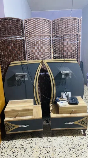 كومديات و ميز مرايه