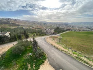 أجمل مناطق شمال عمان ..صافوط طلة شارع الأردن سكن أ  993 متر للبيع اطلالات بانورامية مميزة.