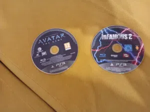 السلام عليكم دسكات بلاستيشن تري دسكت inFAMOUS2 ودسكت AVATAR ودسكتين الزوز نضاف مفيهم ولا تخبيشه