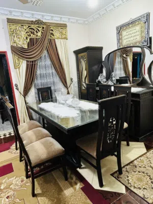 سفره 8 كراسي  وبار بحاله الزيرو