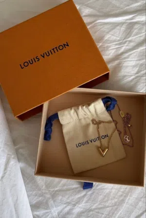 عقد لويس فيتون Louisvitton جديد فل باكيج