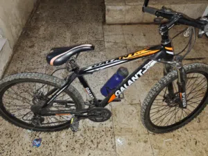 بسكليت قلنت نضيفة بس البرك الخلفي مش قوي بدو فحمات من دون المطرة قياس 26 كل شي فيها الاصلي