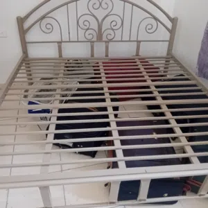 سرير حديد مع مرتبة