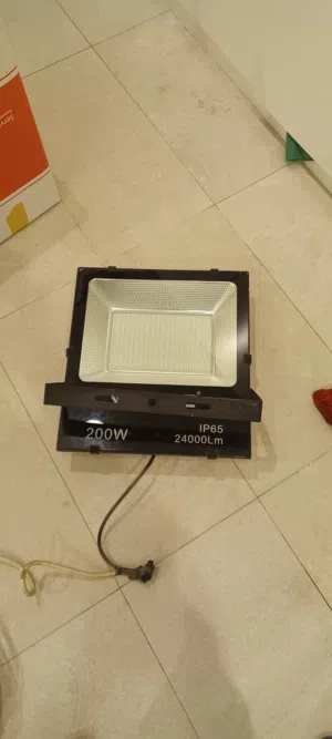 24000 lm ligh 200 wats