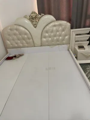 سرير وتسريحه للبيع