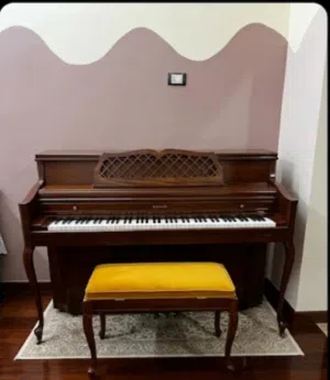 للبيع بيانو Kimball أمريكي قائم، موديل S435. يتميز بتصميمه الكلاسيكي الفريد وجودة تصنيع عالية