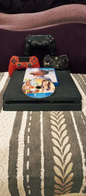 بلاي ستيشن 4 نظيف جداً مع 3 يدات ولعبتين (FIFA 22 & GTA V)