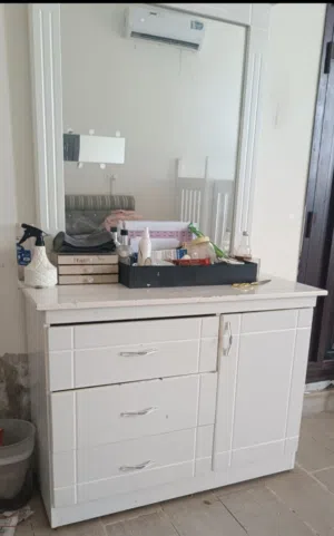 تسريحة غرفة نوم مستعملة في حالة جيدة