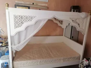 سرير خشبي باللون الابيض