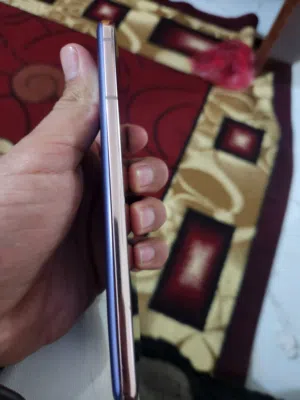 التصميم والشاشة الشاشة: Dynamic AMOLED 2X بحجم 6.2 بوصة، دقة FHD+، مع دعم معدل تحديث 120Hz لتجربة سل