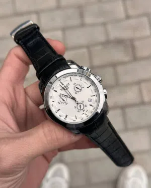 ساعة Tissot جديدة  تيسو رجالية كرونوغراف كما هو موضح في الصورة لون الجلد أسود والمينا فضي ابيض
