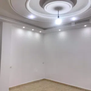 منزل للبيع مساحة الارض تقريبا 80 متر اول شارع في حديقة حي المجاهدين  قرب جامع نوري باني