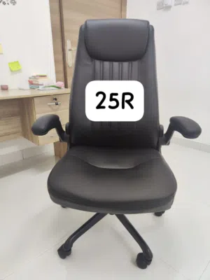 كرسي مكتب نظيف جداا للبيع بدواعي السفر