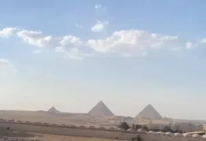 للبيع 10 فدان رئيسي السياحي ورئيسي فيو الثلاث اهرامات وهرم سقاره استثمار سياحي فندقي
