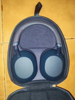 sony XM5  سماعة رائدة في عزل الصوت.  تم استعمالها 5 ايام تقريبا.