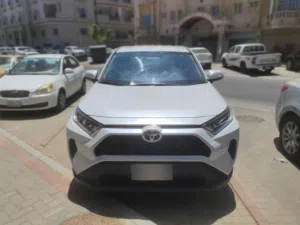 تويوتا راف 4 ابيض لؤلؤي 2025