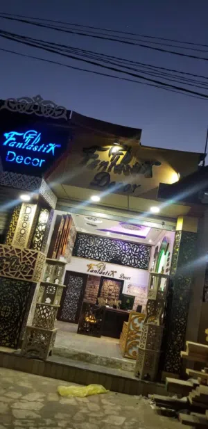 محل تجاري للاجار موقع مضبوط ونقل قدم بقيمة الديكور