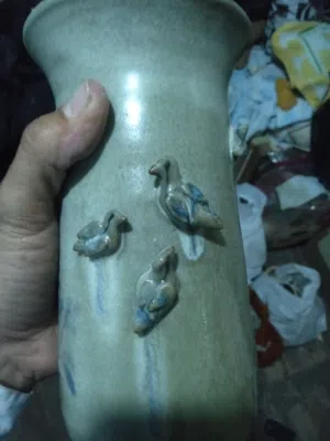 مزهرية فخارية عتيقة بلمسة فنية فريدة اعرض للبيع مزهرية فخارية مميزة، قطعة فنية تجمع بين الأصالة