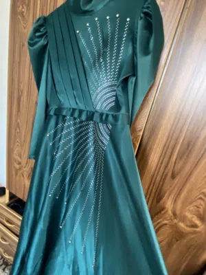 فستان سهرة شرعي راقي جدا مستعمل مرة واحدة، ساتان مع هدية حجاب